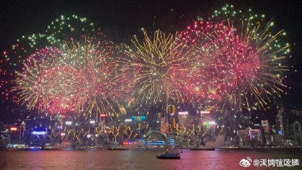 时隔5年，香港国庆烟花汇演在维港夜空绽放