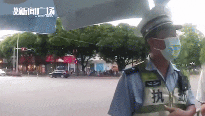 男孩独自在街头边走边掉眼泪，幸好他来了......