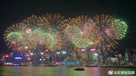 时隔5年，香港国庆烟花汇演在维港夜空绽放