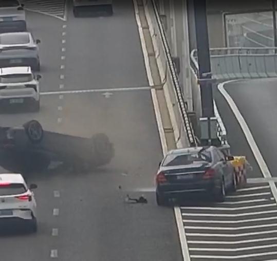 合作化路高架突发！多人冲上前