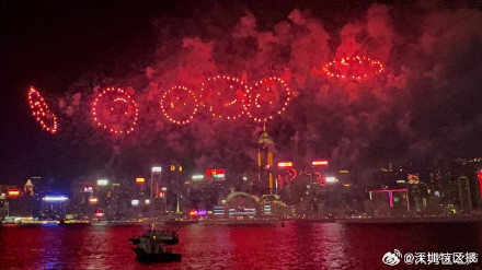 时隔5年，香港国庆烟花汇演在维港夜空绽放