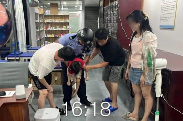 女童被葡萄卡喉，嘴唇发紫险窒息！他一个动作救了命