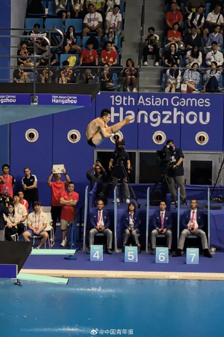 中国选手包揽跳水男女1米板冠亚军