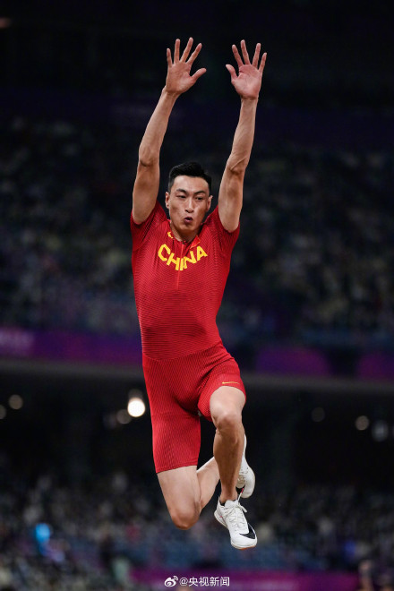 再入一金！朱亚明三级跳远冠军