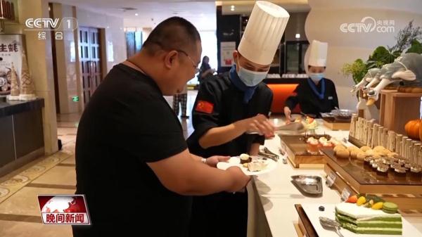 “听不见,就用眼睛盯着学” 00后听障面点师拿下全国大赛冠军 “听不见,就用眼睛盯着学” 00后听障面点师拿下全国大赛冠军