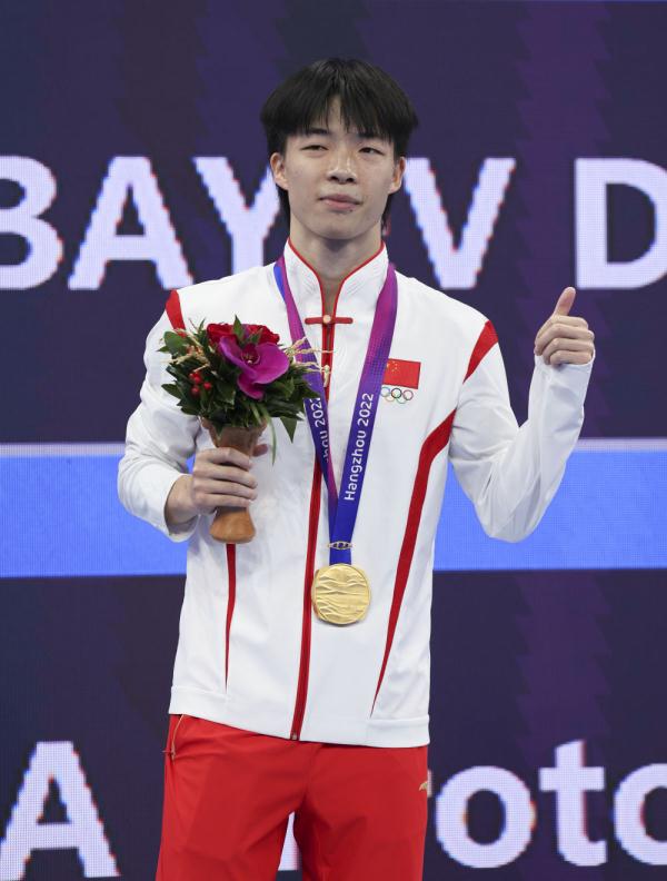 杭州亚运会｜严浪宇摘得蹦床男子个人金牌