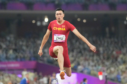 再入一金！朱亚明三级跳远冠军