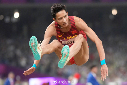 再入一金！朱亚明三级跳远冠军