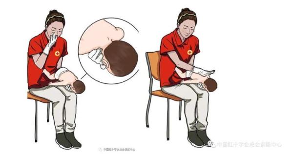 女童被葡萄卡喉，嘴唇发紫险窒息！他一个动作救了命