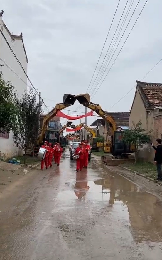 霸气！河南小伙结婚请18台挖掘机做拱门：这个想法“蓄谋已久”