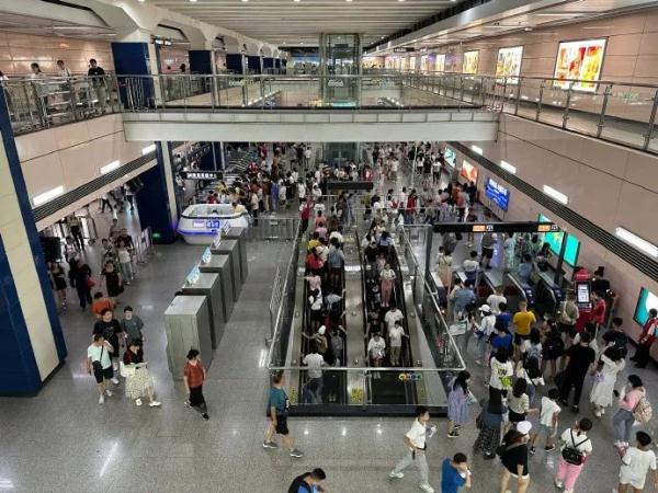 假期最后三天,广州地铁部分线路延时收车→ 假期最后三天,广州地铁部分线路延时收车→