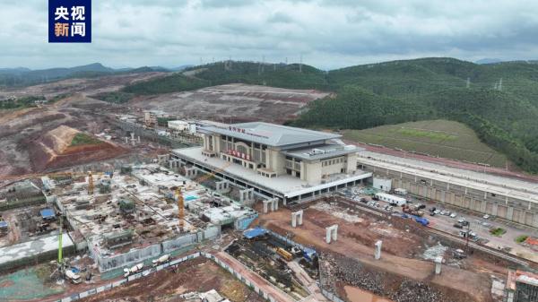 广西防东铁路全线铺轨完成