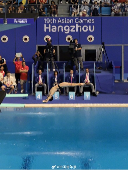 中国选手包揽跳水男女1米板冠亚军
