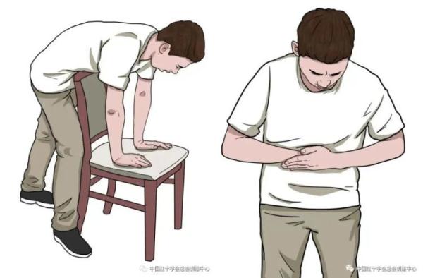 女童被葡萄卡喉，嘴唇发紫险窒息！他一个动作救了命