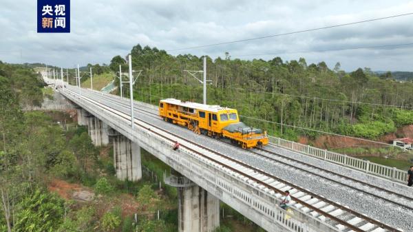 广西防东铁路全线铺轨完成