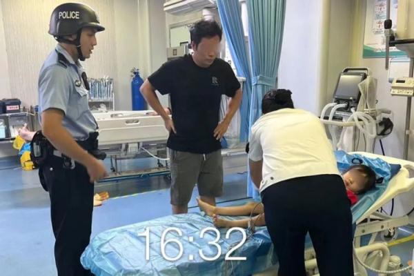 女童被葡萄卡喉，嘴唇发紫险窒息！他一个动作救了命