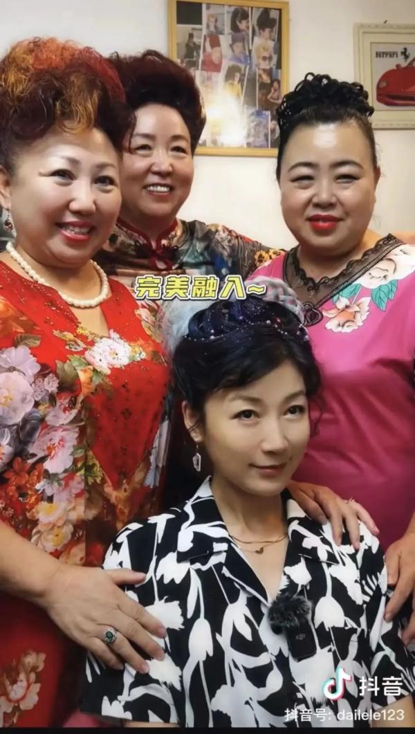 “跳水伯伯”隐退后,天津“盘头大姨”火了 “跳水伯伯”隐退后,天津“盘头大姨”火了