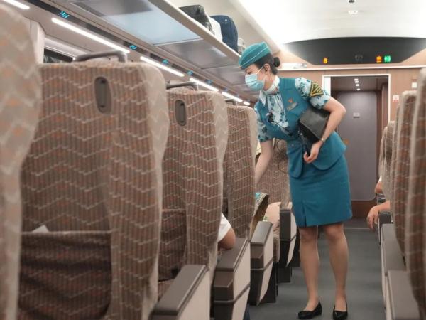 跨境列车上,3名列车长护航这个黄金周! 跨境列车上,3名列车长护航这个黄金周!