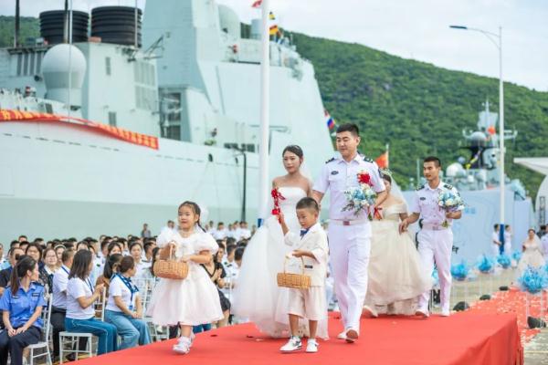 网友：这是我见过排量最大的“婚车”……