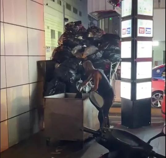 网络博主通宵蹲守揭密长沙街头“变魔术”真相……