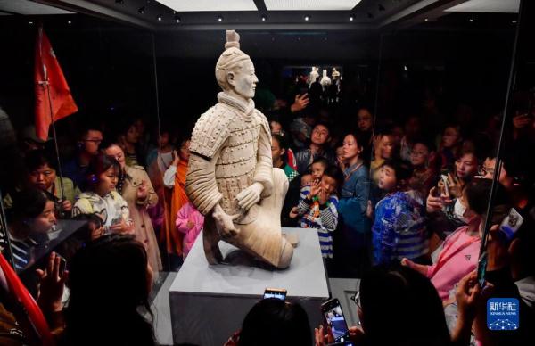 秦兵马俑参观客流持续高位运行 秦兵马俑参观客流持续高位运行