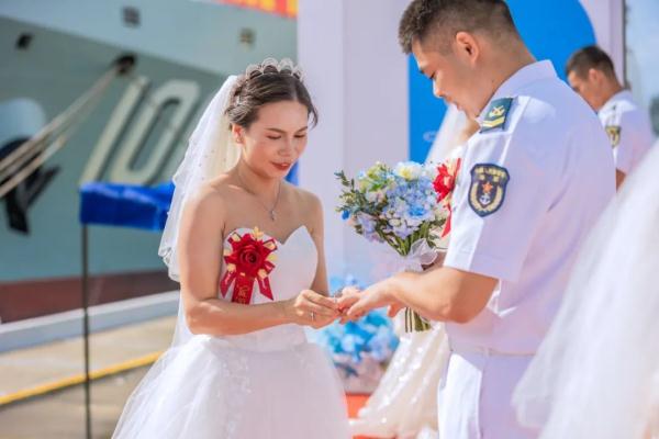 网友：这是我见过排量最大的“婚车”……