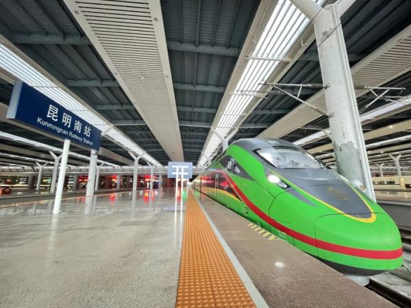 跨境列车上,3名列车长护航这个黄金周! 跨境列车上,3名列车长护航这个黄金周!