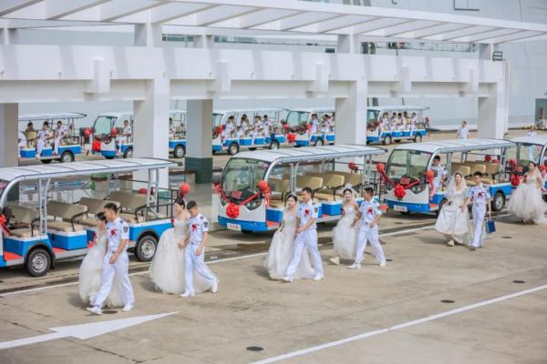 网友：这是我见过排量最大的“婚车”……