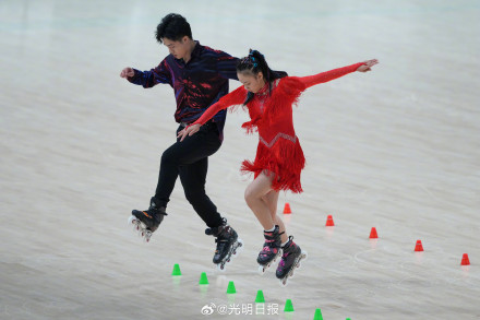 中国组合夺轮滑男女双人花式绕桩冠军 中国组合夺轮滑男女双人花式绕桩冠军