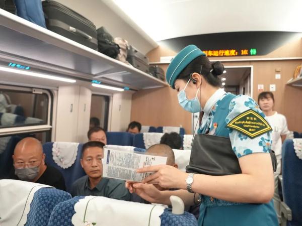 跨境列车上,3名列车长护航这个黄金周! 跨境列车上,3名列车长护航这个黄金周!