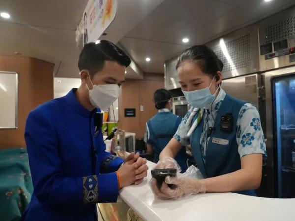 跨境列车上,3名列车长护航这个黄金周! 跨境列车上,3名列车长护航这个黄金周!