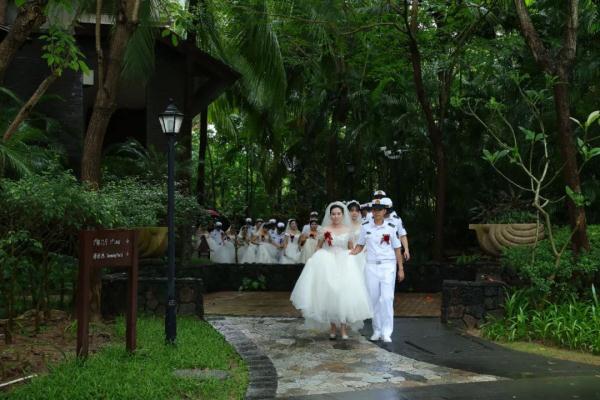 网友：这是我见过排量最大的“婚车”……