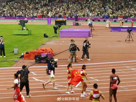 祝贺！中国队获得女子4x100米接力金牌