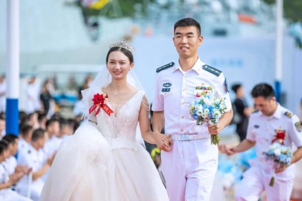 网友：这是我见过排量最大的“婚车”……