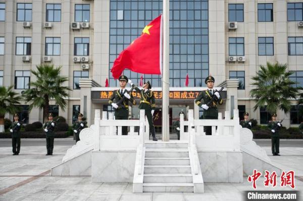 武警福建总队机动支队多种形式欢度假期