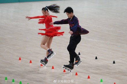 中国组合夺轮滑男女双人花式绕桩冠军 中国组合夺轮滑男女双人花式绕桩冠军