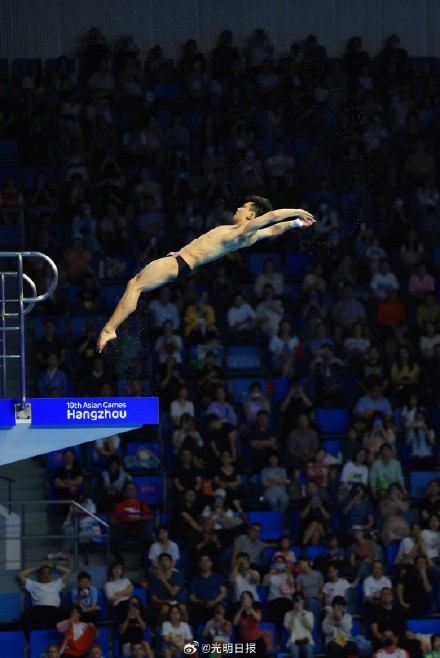 杨昊跳水男子10米跳台夺金