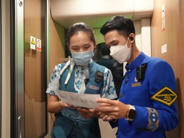 跨境列车上,3名列车长护航这个黄金周! 跨境列车上,3名列车长护航这个黄金周!