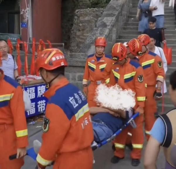 游客爬泰山被消防员担架抬下山 网友:青春没有售价,山上抬你山下 游客爬泰山被消防员担架抬下山 网友:青春没有售价,山上抬你山下