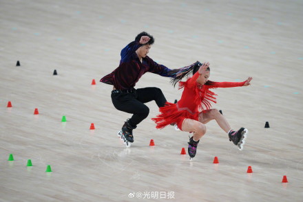 中国组合夺轮滑男女双人花式绕桩冠军 中国组合夺轮滑男女双人花式绕桩冠军