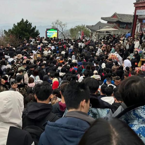 游客爬泰山被消防员担架抬下山 网友:青春没有售价,山上抬你山下 游客爬泰山被消防员担架抬下山 网友:青春没有售价,山上抬你山下