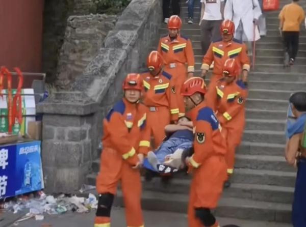 游客爬泰山被消防员担架抬下山 网友:青春没有售价,山上抬你山下 游客爬泰山被消防员担架抬下山 网友:青春没有售价,山上抬你山下