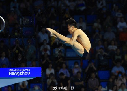 杨昊跳水男子10米跳台夺金