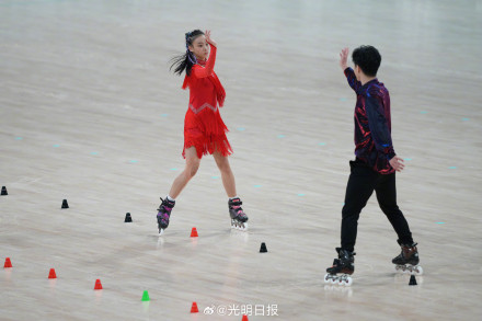 中国组合夺轮滑男女双人花式绕桩冠军 中国组合夺轮滑男女双人花式绕桩冠军