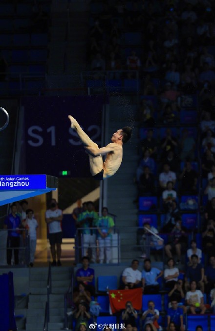 杨昊跳水男子10米跳台夺金
