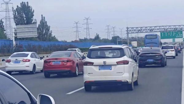 大车流与雨天叠加，河南高速交警发布返程预警！