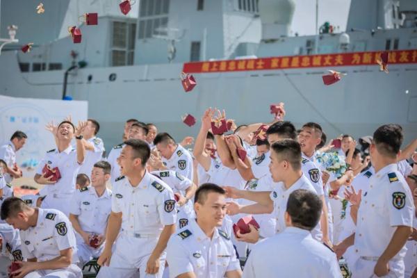 网友：这是我见过排量最大的“婚车”……