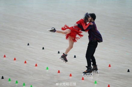 中国组合夺轮滑男女双人花式绕桩冠军 中国组合夺轮滑男女双人花式绕桩冠军