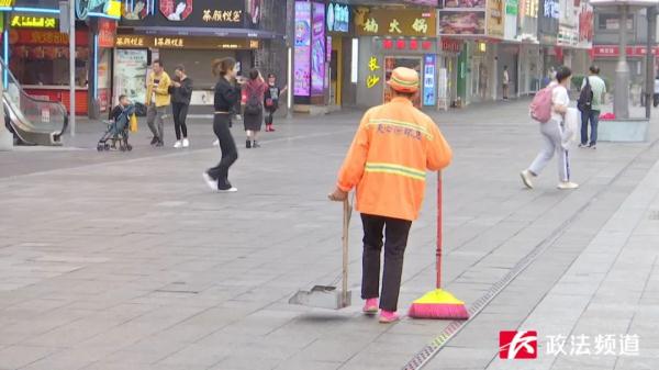 网络博主通宵蹲守揭密长沙街头“变魔术”真相……