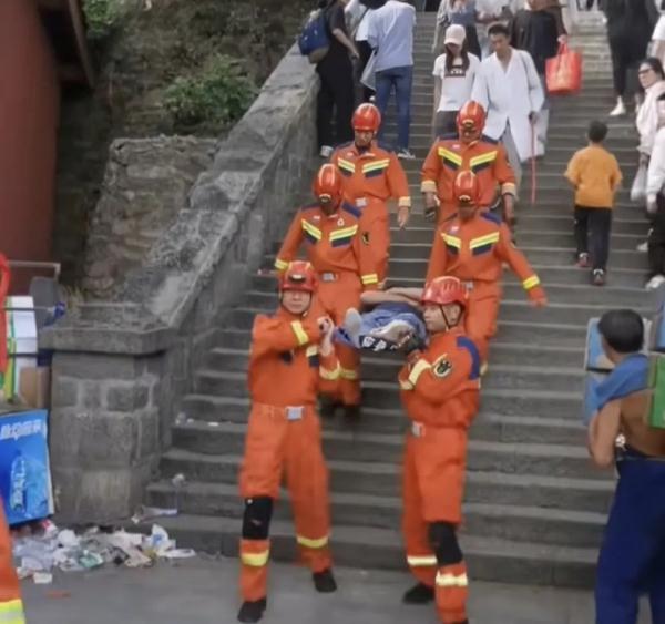 游客爬泰山被消防员担架抬下山 网友:青春没有售价,山上抬你山下 游客爬泰山被消防员担架抬下山 网友:青春没有售价,山上抬你山下